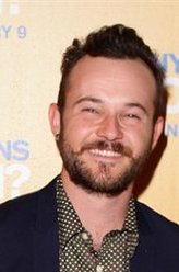 Caleb Brewster（丹尼尔·亨绍尔饰演）