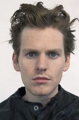 摩斯（肖恩·埃文斯饰演）