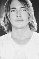 Charlie Thompson（肖恩·基南饰演）