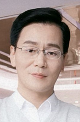 郭富成（秦海饰演）
