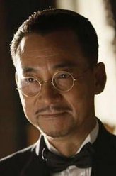 严司令（林栋甫饰演）