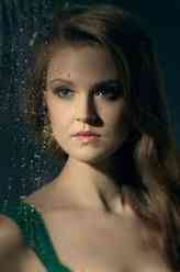 艾薇·佩普（麦琪·格哈饰演）