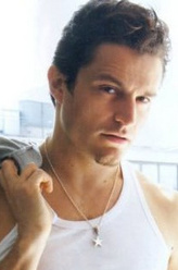 Theo Stephanides（桥格斯·卡拉米霍斯饰演）