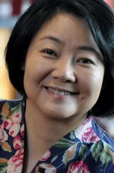 吴婶（萨日娜饰演）