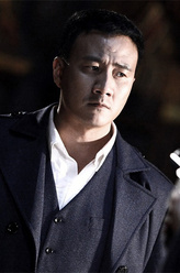 秦天亮（胡军饰演）