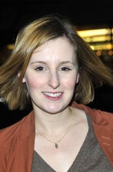 伊迪斯·克劳利（劳拉·卡尔迈克尔饰演）