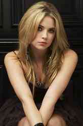 汉娜·玛琳(Hanna Marin)（艾什莉·本森饰演）