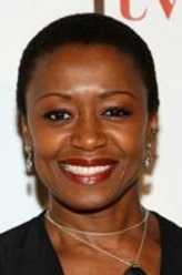 洛克（芭芭拉·伊芙·哈里斯饰演）