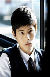 安大龙（金桐俊饰演）