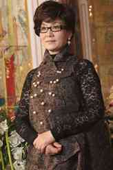 胡钟秀（潘虹饰演）