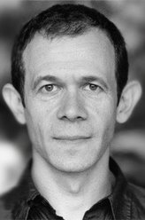 Emile Cross（亚当·戈德利饰演）