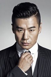 松井横二（赵龙豪饰演）