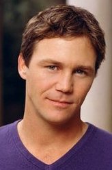 里奥·怀莱特（布莱恩·克劳斯饰演）