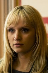 尼丝卡（艾米丽·伯林顿饰演）