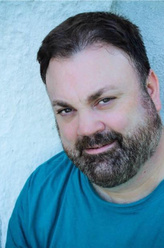 Mott（Christopher Brian Roach饰演）