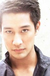 阿萨内（纳瓦·君拉纳拉饰演）