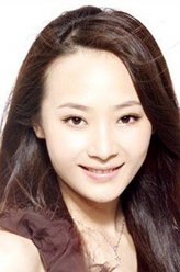 老板娘（曲栅栅饰演）