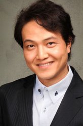 郑雄仁（郑雄仁饰演）