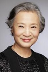 高母（严敏裘饰演）