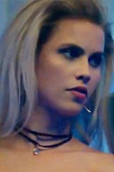 瑞贝卡（克莱尔·霍尔特饰演）