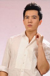 谢新哲（龙峰饰演）