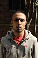 Si（亚当·迪康饰演）