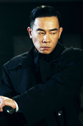 李炳君（陈小春饰演）
