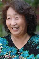 奶奶（彭玉饰演）