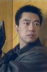 王明（董勇饰演）