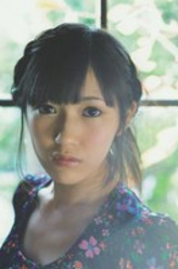 矶崎薰（渡边麻友饰演）