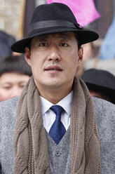 李毅（于震饰演）