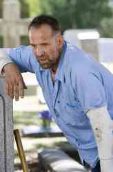 约翰·阿布鲁兹（彼得·斯多马瑞饰演）