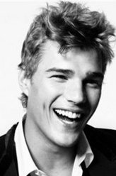 Tom Garvey（克里斯·泽尔卡饰演）