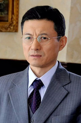 桥本（任伟饰演）