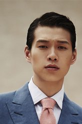 华一龙（魏大勋饰演）