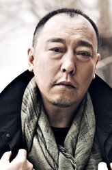 老巴（倪大红饰演）