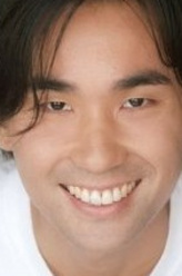 杰伊·李（詹姆斯·池内·里奥饰演）