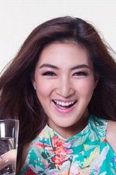 卡曼妮·耶美肯（卡曼妮·耶美肯饰演）