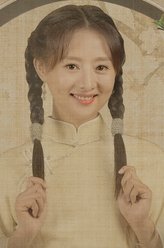 洪家秀（王靖云饰演）