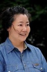 张秀英（萨日娜饰演）