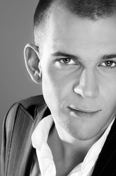 Karl Strand（古斯塔·斯卡斯加德饰演）