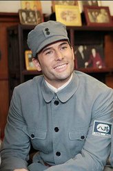 马海德（罗伟饰演）