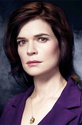 玛丽·施拉德（贝茜·布兰特饰演）