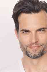 Travis Brenner（Scott Elrod饰演）