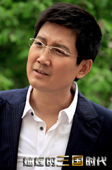 何平（李崇霄饰演）
