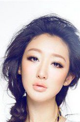 陆萍（李依馨饰演）