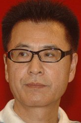 郑群（王华英饰演）