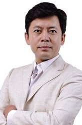 王铁（何政军饰演）