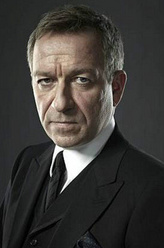 阿尔弗雷德·潘尼沃斯（西恩·帕特维饰演）