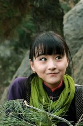 龙梅（李依伊饰演）